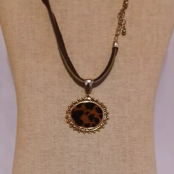 VINTAGE Animal Print Pendant Cord Round Gold Tone Necklace Earrings Set - Picture 5 of 6